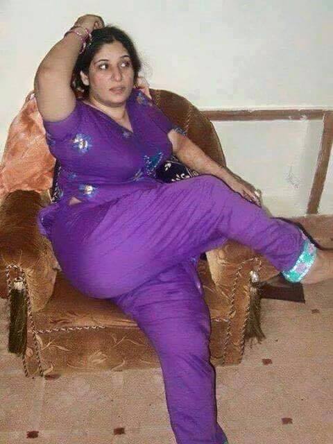 Pakistani aunty set down on chair with very hotty style